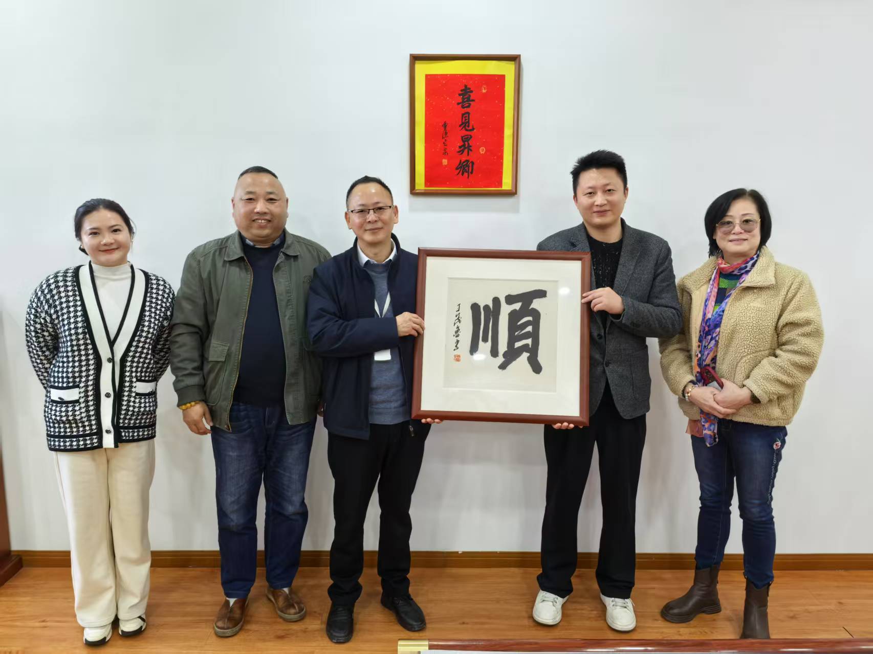 商達公用集團與龍?zhí)锕?、浙江濟寧商會共商合?>
                    </p>
                    <div   id=